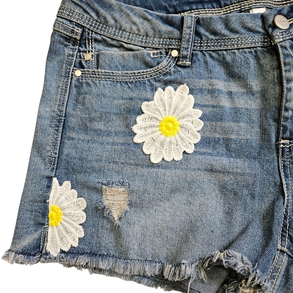 LC Lauren Conrad Embroidered Daisy Distressed Cut Off Shorts Sz 8 - Picture 3 of 6